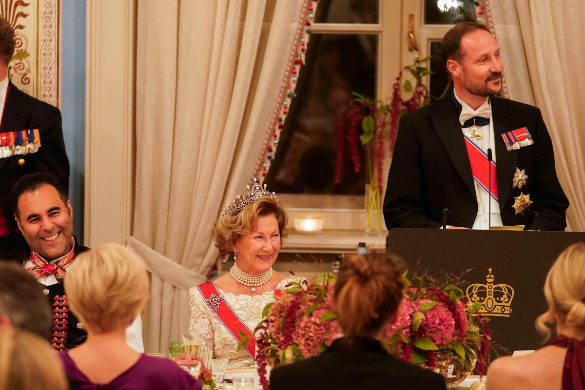 The Queen of Norway laughs as the Crown Prince of Norway delivers remarks during a gala dinner for representatives of the Storting at the Royal Palace in Oslo on October 26, 2023 (Terje Bendiksby/NTB/Alamy)