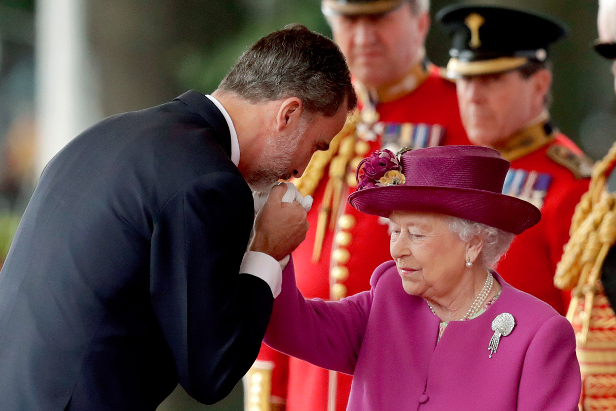 Queen Elizabeth II is greeted by King Felipe VI of Spain at during a ceremonial welcome on Horse Guards Parade in London on July 12, 2017 (Matt Dunham-WPA Pool/Getty Images)