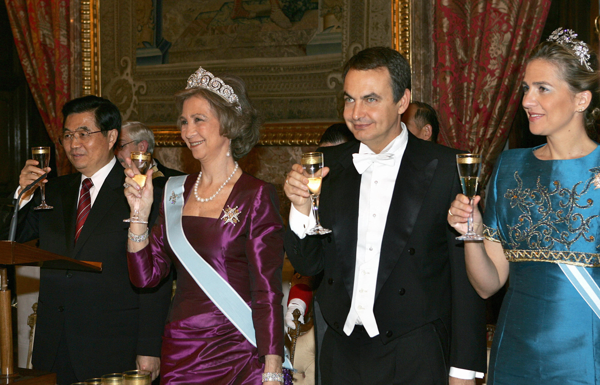 Chinese President Hu Jintao, Queen Sofia of Spain, Spanish Prime Minister Jose Luis Rodriguez Zapatero, and Infanta Cristina of Spain attend a gala dinner at the Royal Palace in Madrid on November 14, 2005 (ALBERTO MARTIN/AFP/Getty Images)