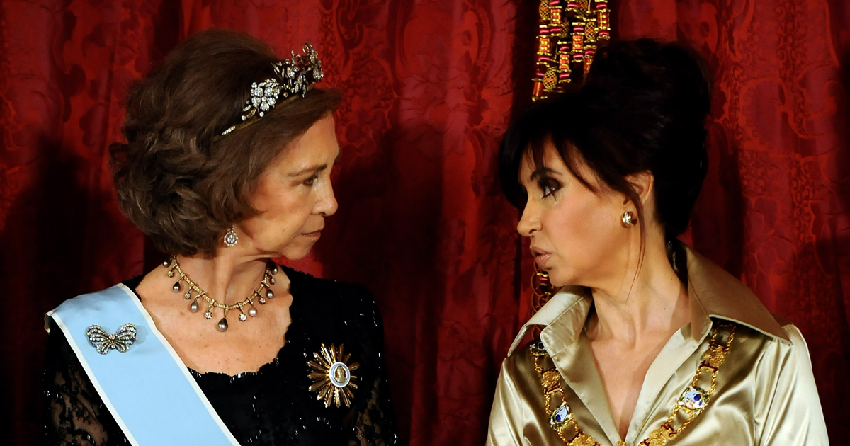 Queen Sofia of Spain attends a gala dinner in honor of President Cristina Fernandez de Kirchner of Argentina at the Royal Palace in Madrid on February 9, 2009 (Carlos Alvarez/Getty Images)