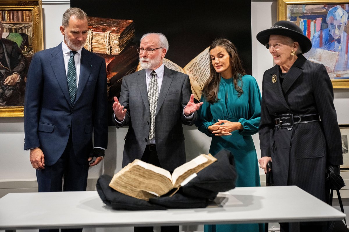 The Queen of Denmark and the King and Queen of Spain speak with University of Copenhagen Professor Matthew Driscoll, who shows them a newly-rediscovered 16th-century book from the library of Hernando Colón, November 7, 2023 (Ida Marie Odgaard/Ritzau Scanpix/Alamy)