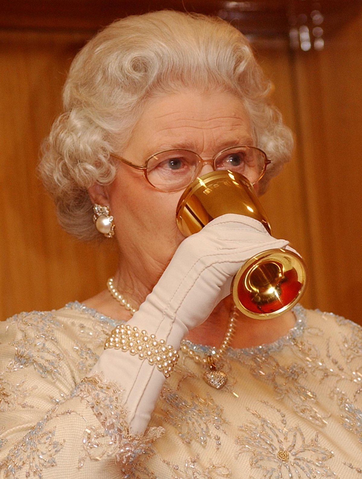 Queen Elizabeth II drinks a toast at the dinner held during the Commonwealth Heads of Government Meeting in Abuja, Nigeria on December 5, 2003 (Kirsty Wigglesworth/PA Images/Alamy)