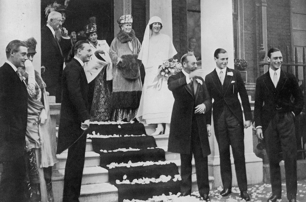 Members of the British royal family see off the newly-married Princess Maud and Lord Carnegie at the Princess Royal's home in Portman Square in London on November 12, 1923 (Chronicle/Alamy)