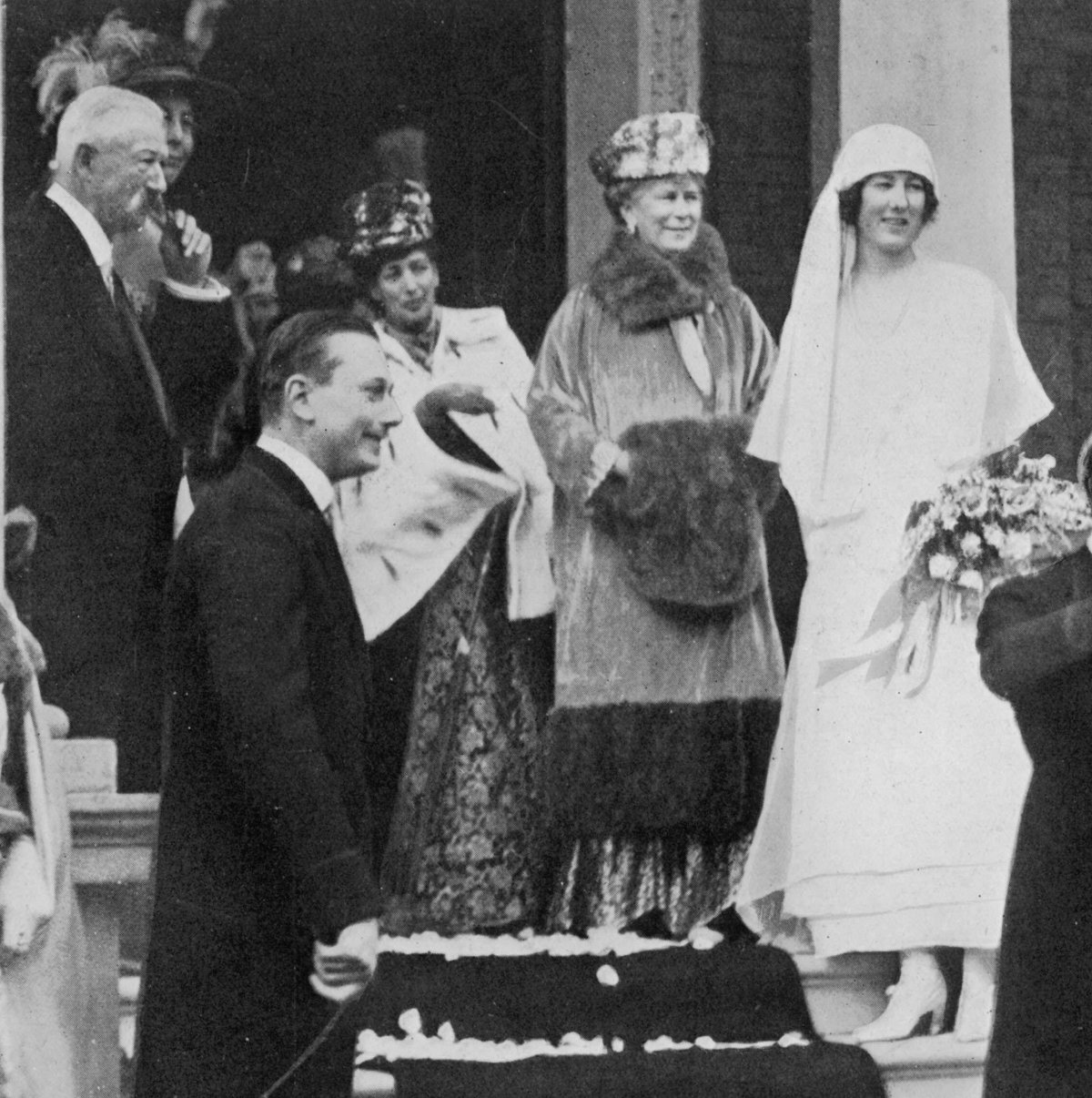 Members of the British royal family see off the newly-married Princess Maud and Lord Carnegie at the Princess Royal's home in Portman Square in London on November 12, 1923 (Chronicle/Alamy)
