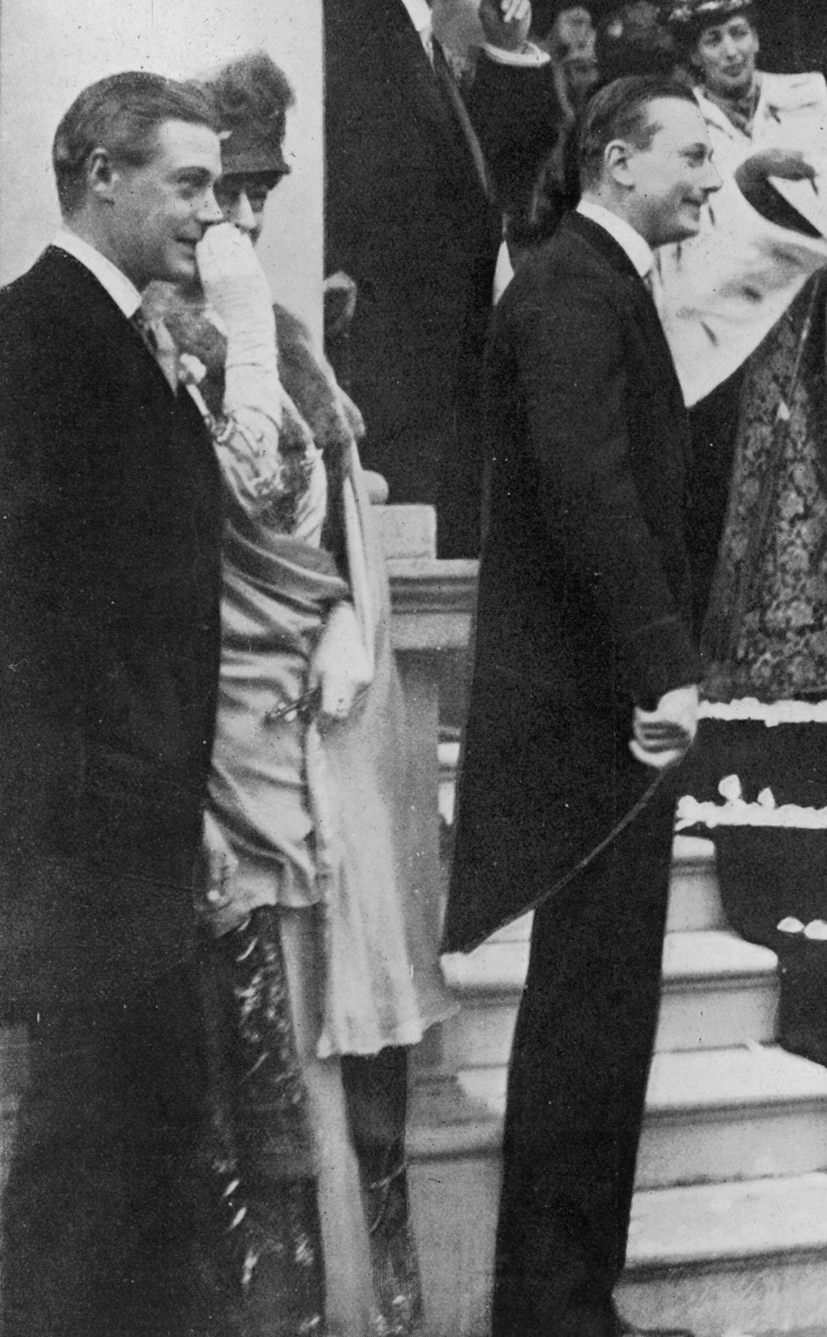 Members of the British royal family see off the newly-married Princess Maud and Lord Carnegie at the Princess Royal's home in Portman Square in London on November 12, 1923 (Chronicle/Alamy)