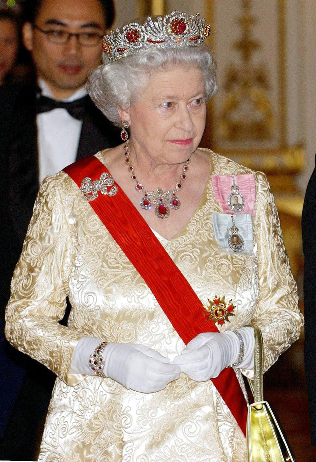 Queen Elizabeth II attends a state banquet in honor of the visiting President of South Korea at Buckingham Palace in London on December 1, 2004 (FIONA HANSON/AFP/Getty Images)