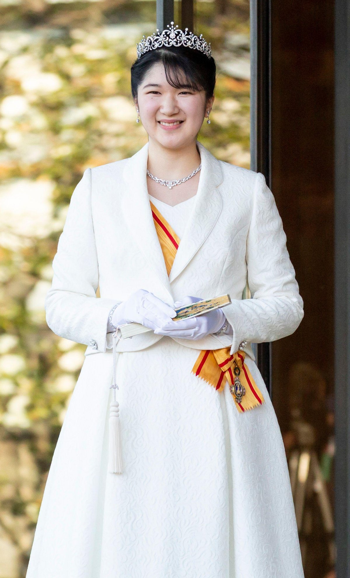 Princess Aiko of Japan greets members of the press ahead of her coming-of-age ceremony at the Imperial Palace in Tokyo on December 5, 2021 (Zuma Press/Alamy)