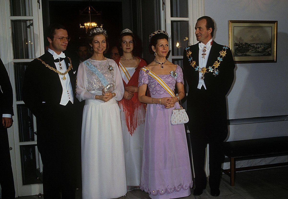 King Carl XVI Gustaf and Queen Silvia of Sweden host a return dinner for King Juan Carlos, Queen Sofia, and Infanta Elena of Spain at the Swedish Embassy in Madrid on March 23, 1983 (Classic Picture Library/Alamy)