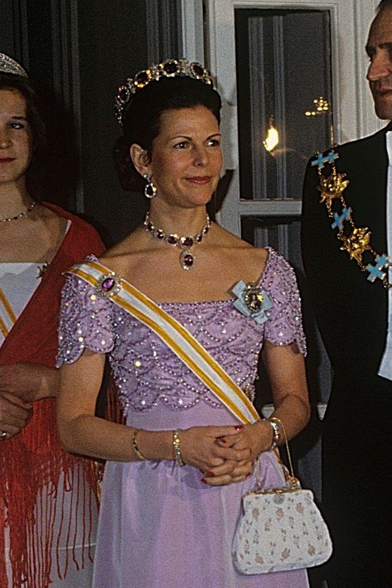 King Carl XVI Gustaf and Queen Silvia of Sweden host a return dinner for King Juan Carlos, Queen Sofia, and Infanta Elena of Spain at the Swedish Embassy in Madrid on March 23, 1983 (Classic Picture Library/Alamy)