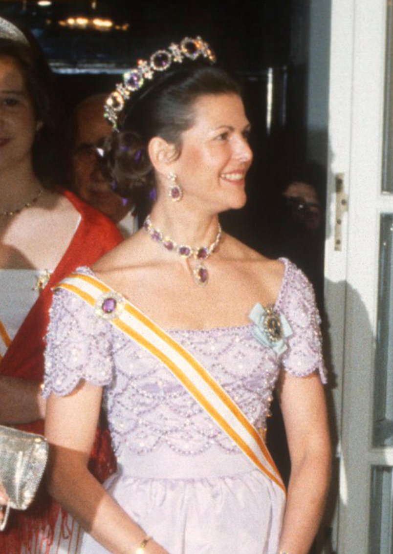 King Carl XVI Gustaf and Queen Silvia of Sweden host a return dinner for King Juan Carlos, Queen Sofia, and Infanta Elena of Spain at the Swedish Embassy in Madrid on March 23, 1983 (Roger Tillberg/Alamy)