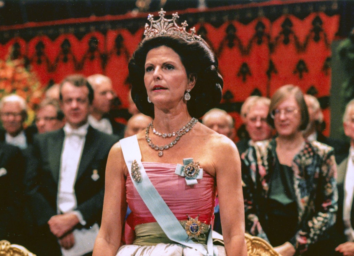 Queen Silvia of Sweden attends the Nobel Prize ceremony in Stockholm on December 10, 1995 (Janerik Henriksson/TT News Agency/Alamy)