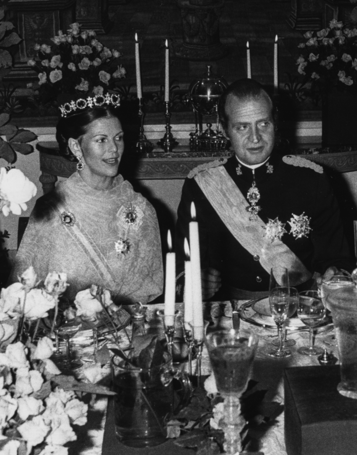 Queen Silvia of Sweden and King Juan Carlos of Spain attend a return dinner at the Spanish Embassy in Stockholm during the Spanish state visit to Sweden, October 1979 (Keystone/Hulton Archive/Getty Images)