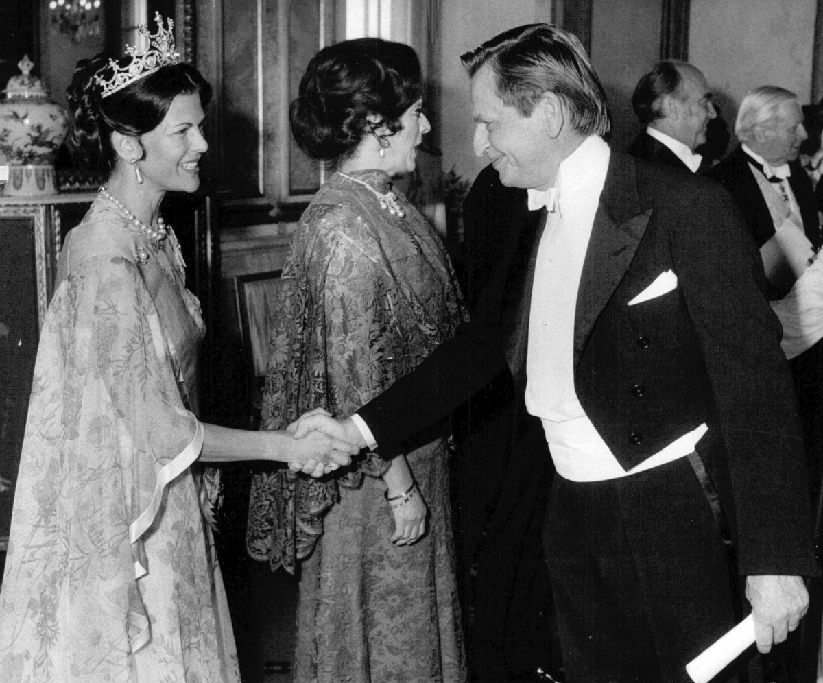 Queen Silvia of Sweden shakes hands with Swedish statesman Olof Palme at a gala reception, May 22, 1980 (Gunnar Lundmark/TT News Agency)