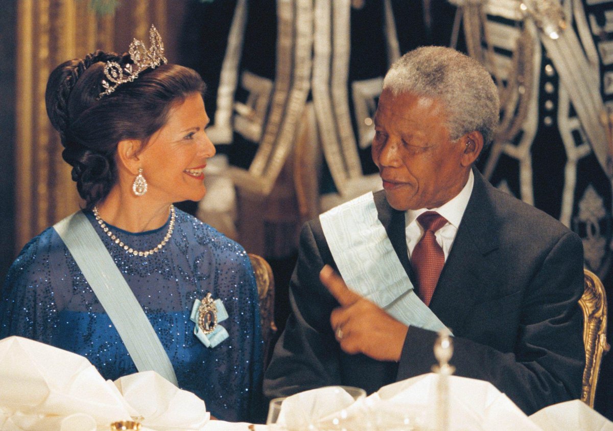 Queen Silvia of Sweden and President Nelson Mandela of South Africa speak during a state banquet at the Royal Palace in Stockholm on March 17, 1999 (Tobias Rostlund/TT News Agency/Alamy)