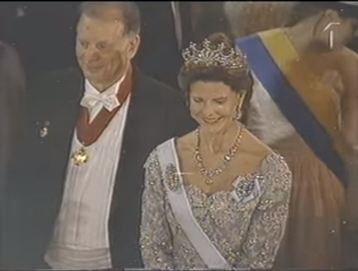 Queen Silvia of Sweden attends the Nobel Prize banquet in Stockholm on December 10, 2000 (screencapture)