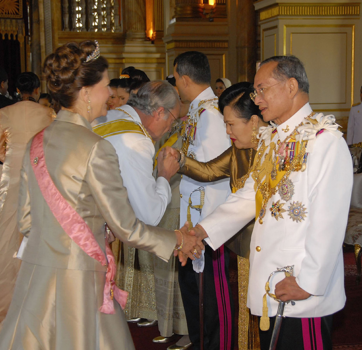 Queen Silvia of Sweden greets King Bhumibol Adulyadej during the celebrations of his Diamond Jubilee in Bangkok on June 12, 2006 (Pool/Getty Images)