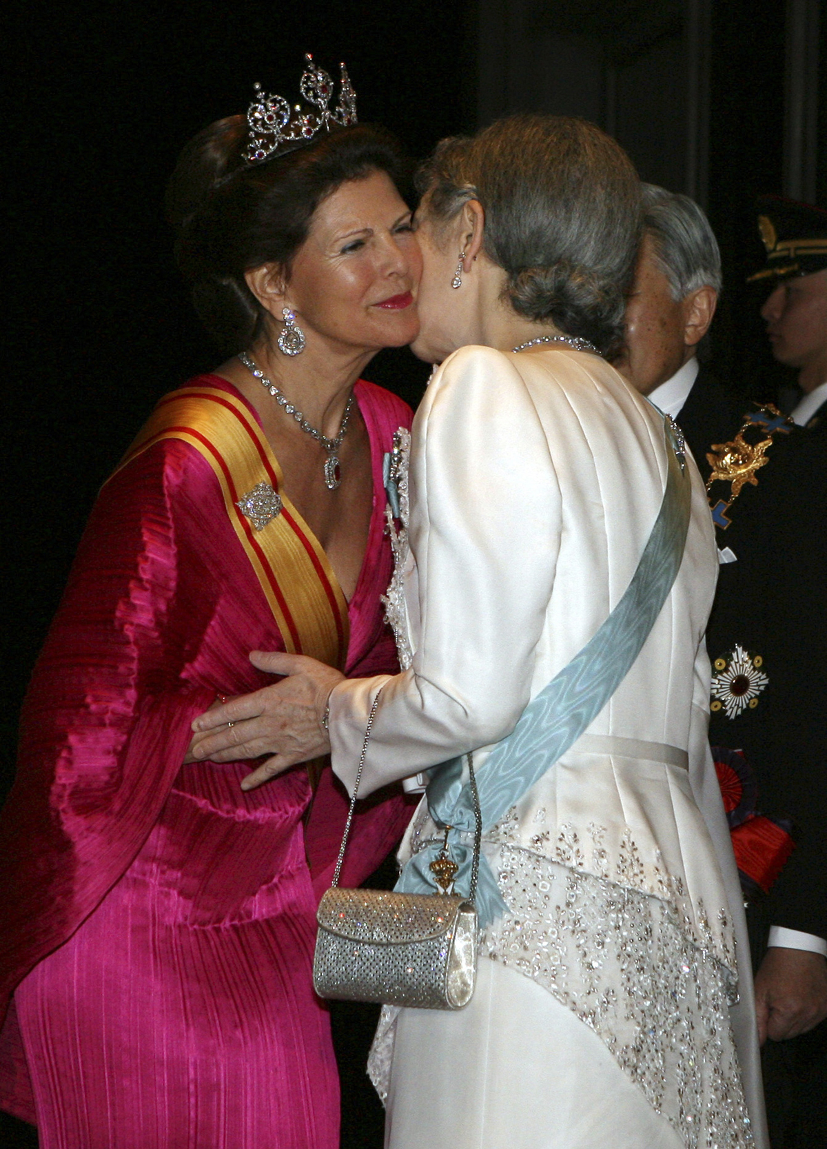 Empress Michiko of Japan greets Queen Silvia of Sweden ahead of a state banquet at the Imperial Palace in Tokyo on March 26, 2007 (EPA-Pool/Getty Images)