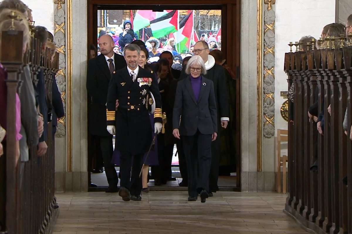 The King and Queen of Denmark, with their four children, arrive for a service at Aarhus Cathedral on January 21, 2024 (DR1/screencapture)