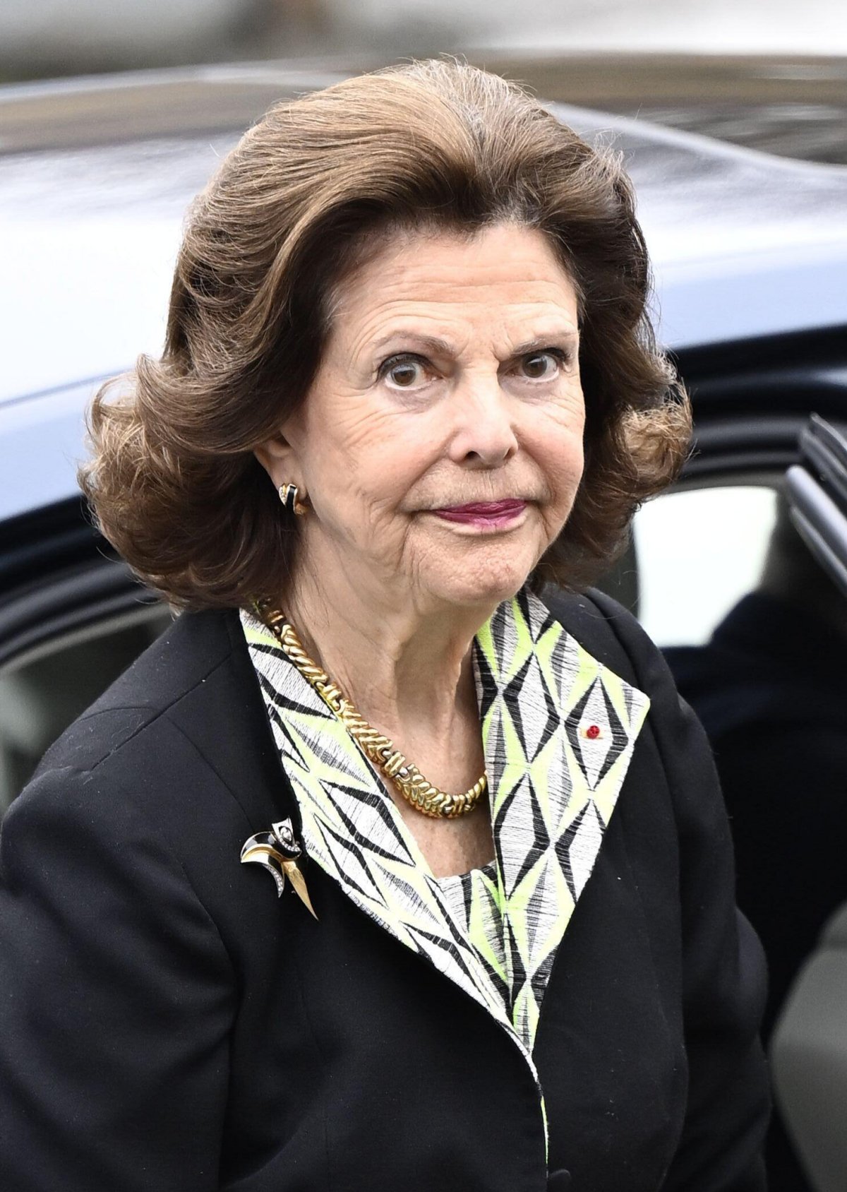 Queen Silvia of Sweden arrives for a visit to the Rinkebyskolan with Brigitte Macron on January 30, 2024 (Pontus Lundahl/TT News Agency/Alamy)