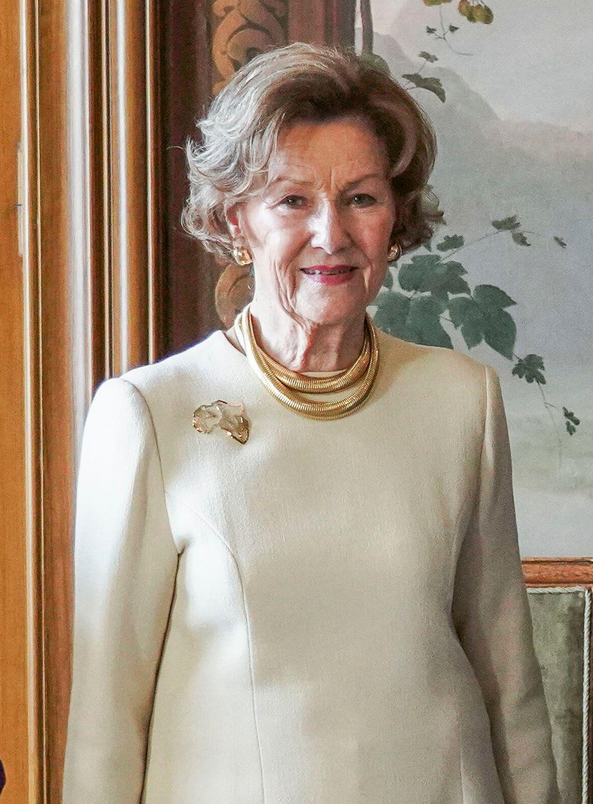 Queen Sonja of Norway welcomes President Samia Suluhu Hassan of Tanzania to the Royal Palace in Oslo for the start of a state visit on February 13, 2024 (Ole Berg-Rusten/NTB/Alamy)