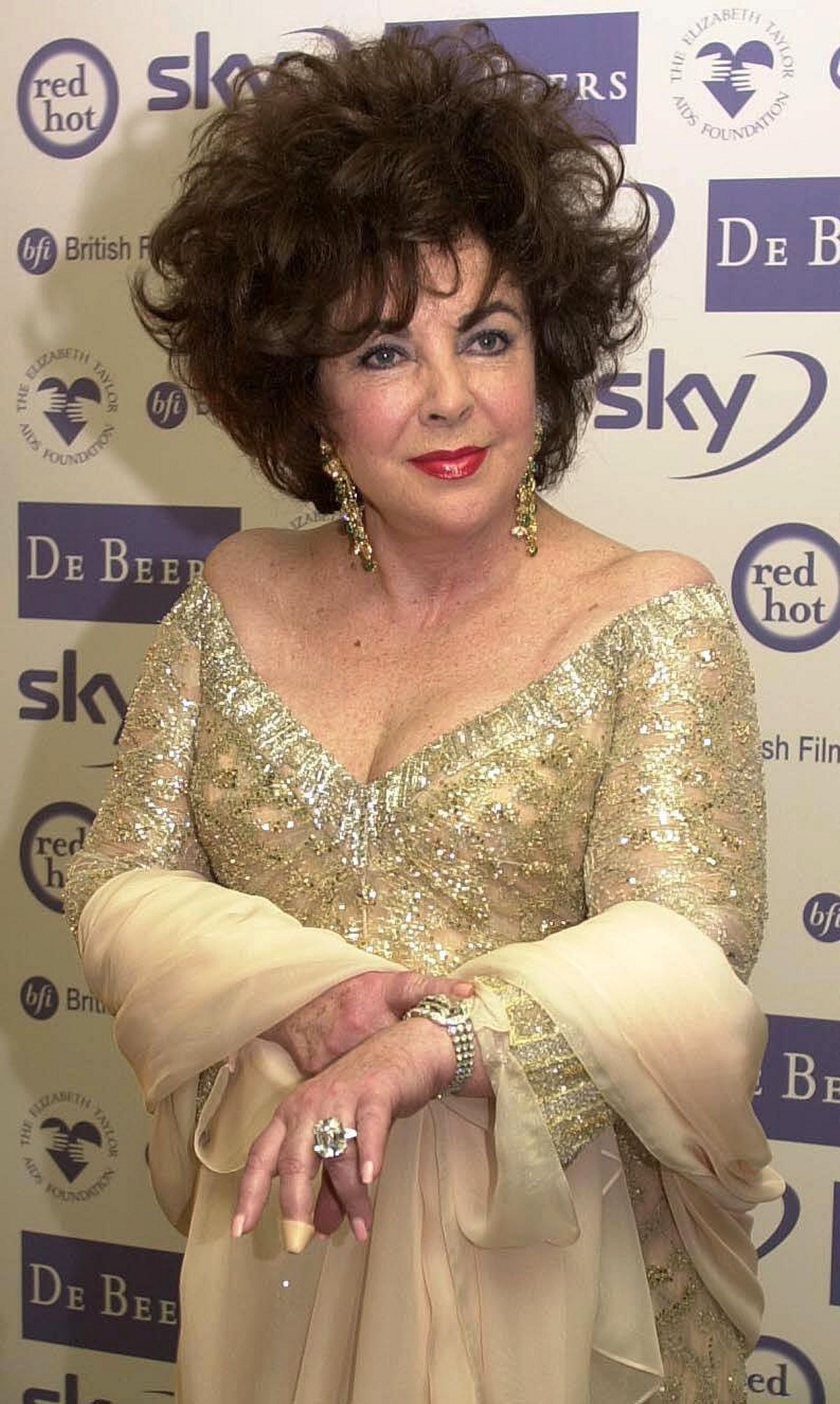 Dame Elizabeth Taylor attends a charity dinner at the Dorchester Hotel in London on May 24, 2000 (Rebecca Naden/PA Images/Alamy)