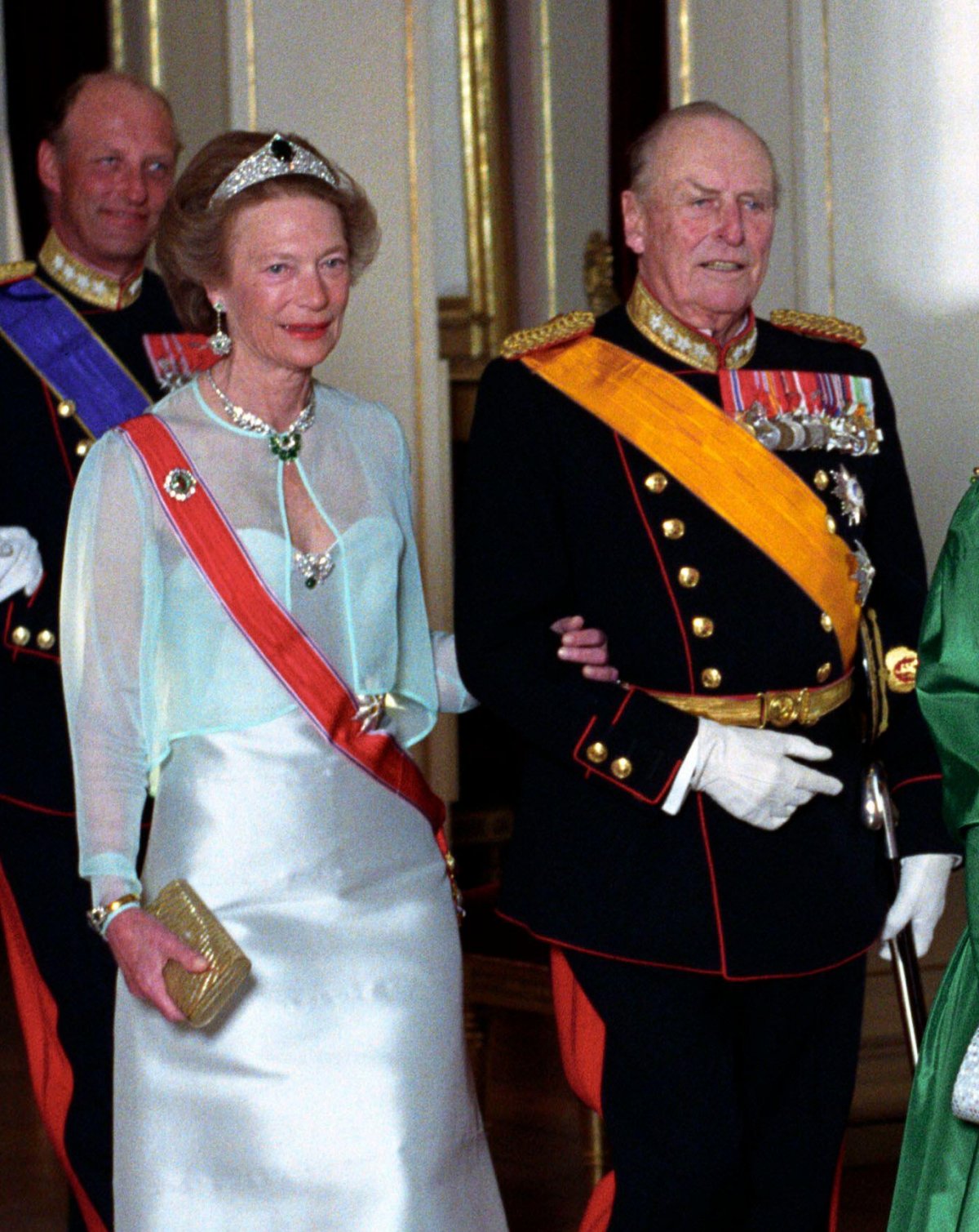 Grand Duchess Josephine-Charlotte of Luxembourg and King Olav V of Norway attend a state banquet at the Royal Palace in Oslo on May 2, 1990 (Bjørn Sigurdsøn/NTB/Alamy)