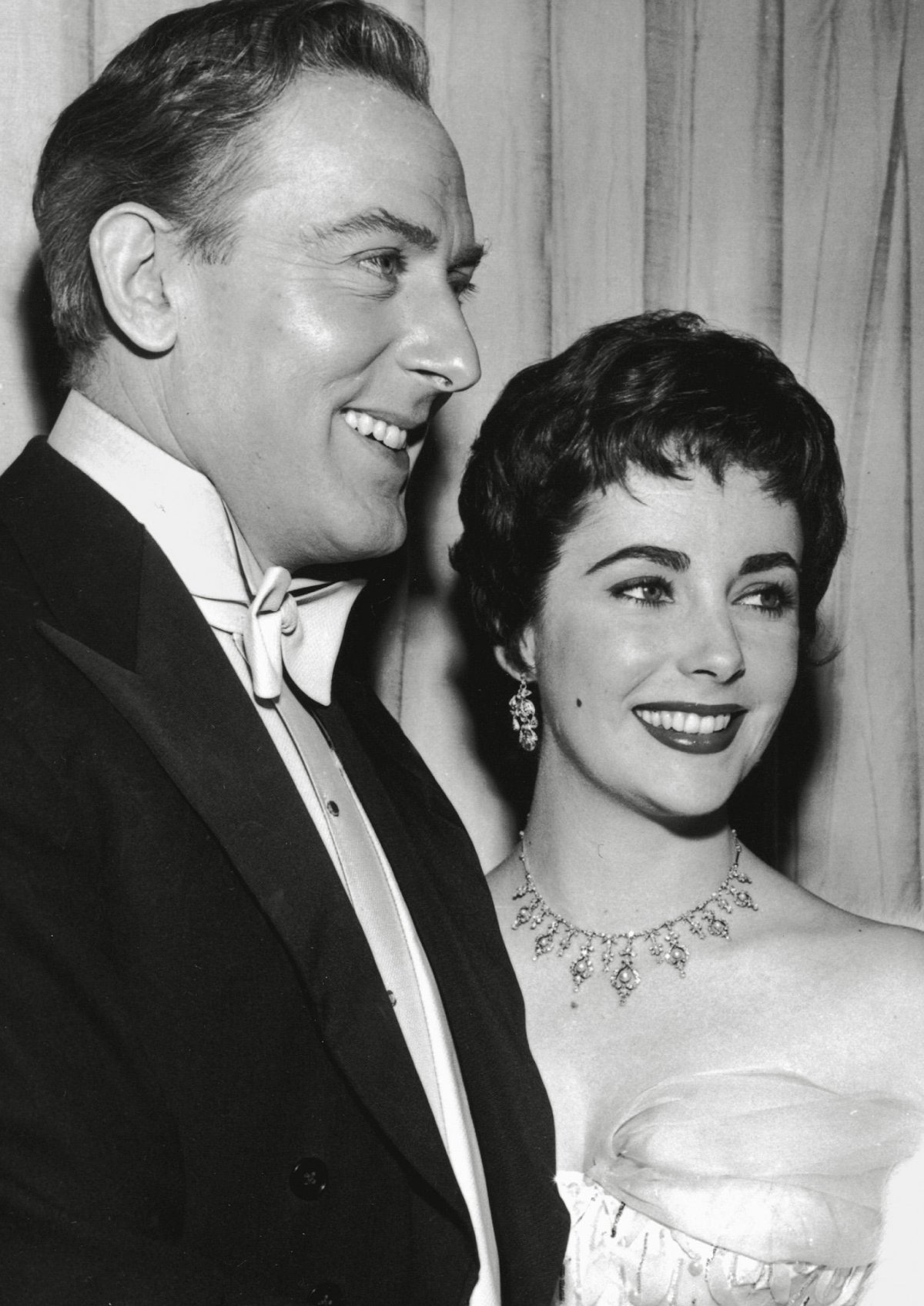 Michael Wilding and Elizabeth Taylor attend the 26th Academy Awards ceremony at the the RKO Pantages Theatre in Hollywood on March 25, 1954 (PictureLux/The Hollywood Archive/Alamy)
