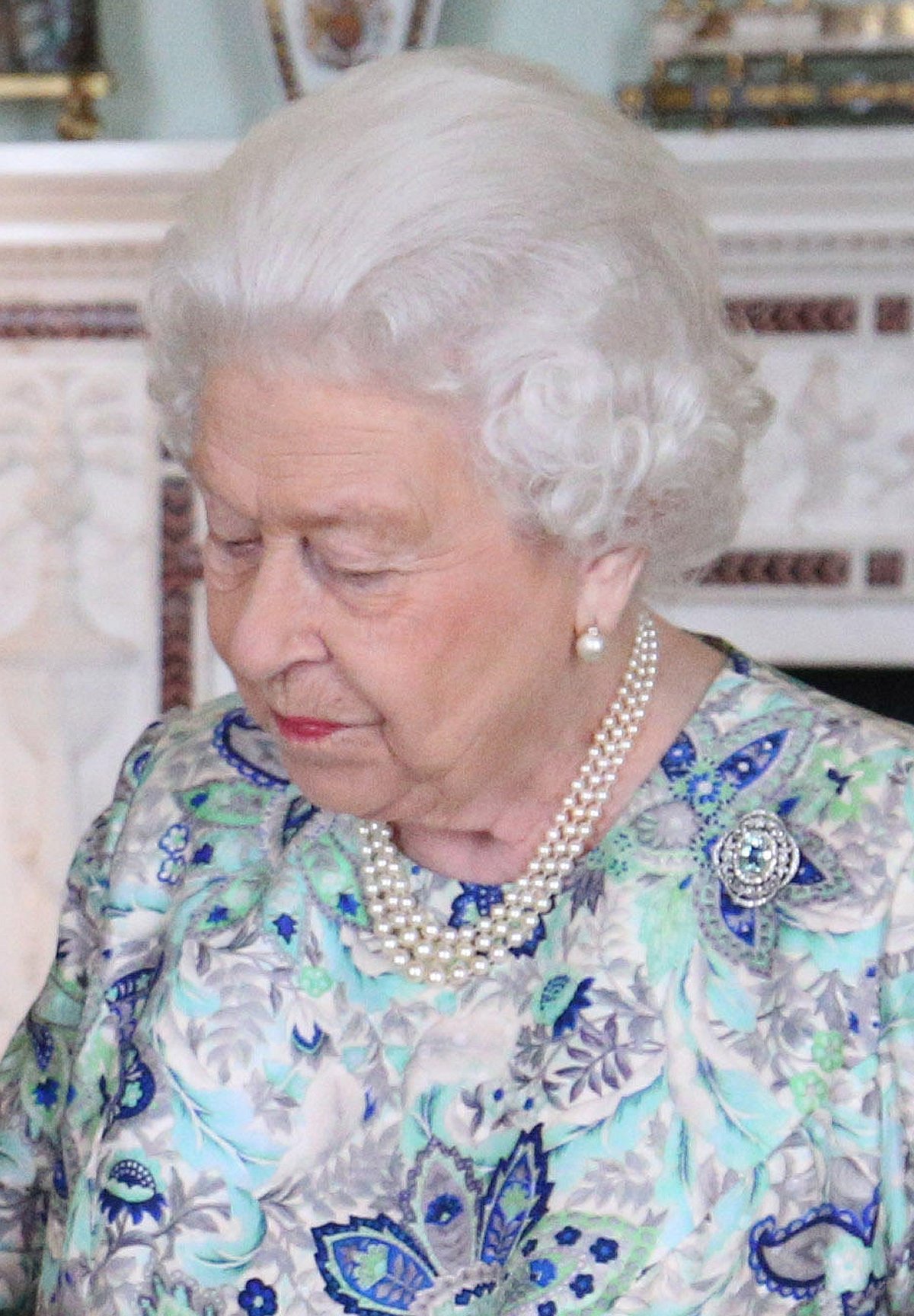 Queen Elizabeth II of the United Kingdom presents the Queen's Gold Medal for Poetry to Poet Laureate Simon Armitage at Buckingham Palace on May 29, 2019 (Jonathan Brady/PA Images/Alamy)