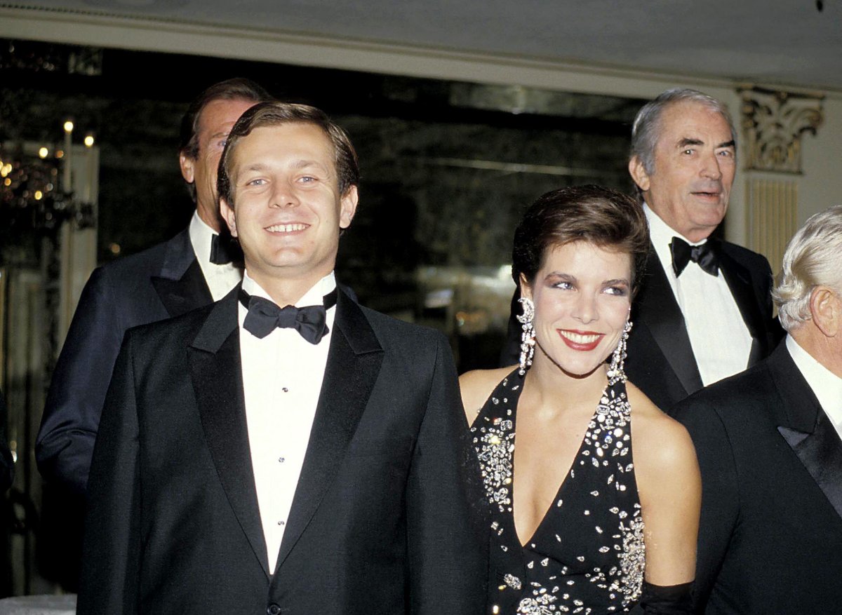 Roger Moore, Stefano Casiraghi, Princess Caroline of Monaco, Gregory Peck, and Prince Rainier III of Monaco attend a fundraising dinner for the Princess Grace Foundation at the Beverly Wilshire Hotel in Beverly Hills, California, on November 3, 1985 (Ralph Dominguez/MediaPunch/Alamy)