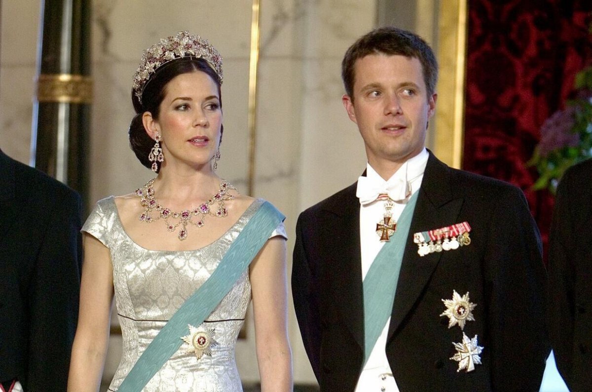 Mary Donaldson and Crown Prince Frederik of Denmark attend a government gala dinner at Christiansborg Palace in Copenhagen on May 11, 2004 (Ritzau/Alamy)