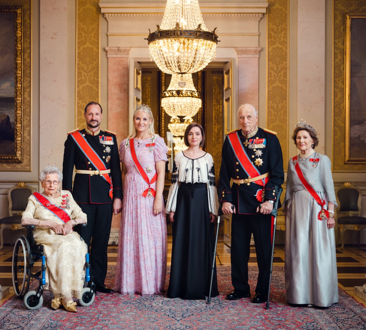 The King and Queen of Norway, with the Crown Prince and Crown Princess and Princess Astrid, host a state banquet for the President of Moldova at the Royal Palace in Oslo on May 6, 2024 (Kimm Saatvedt/Det kongelige hoff)