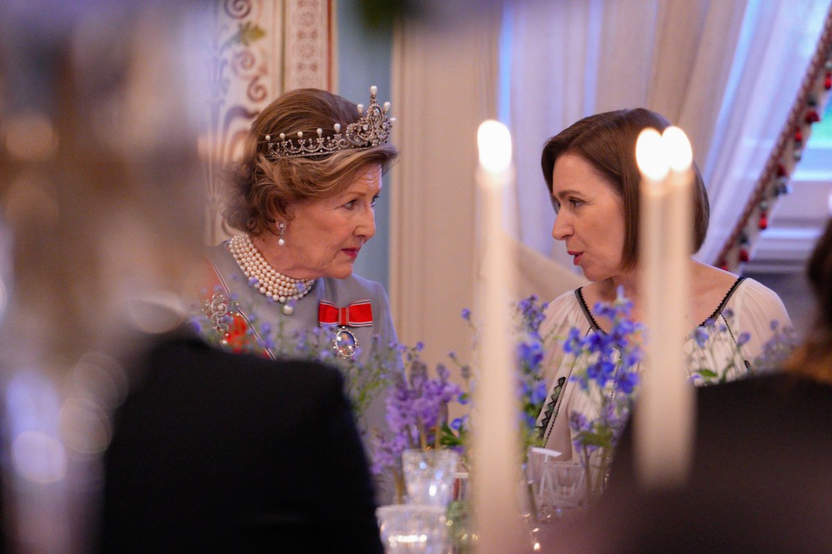 The Queen of Norway speaks with the President of Moldova during a state banquet at the Royal Palace in Oslo on May 6, 2024 (Javad Parsa/NTB/Alamy)