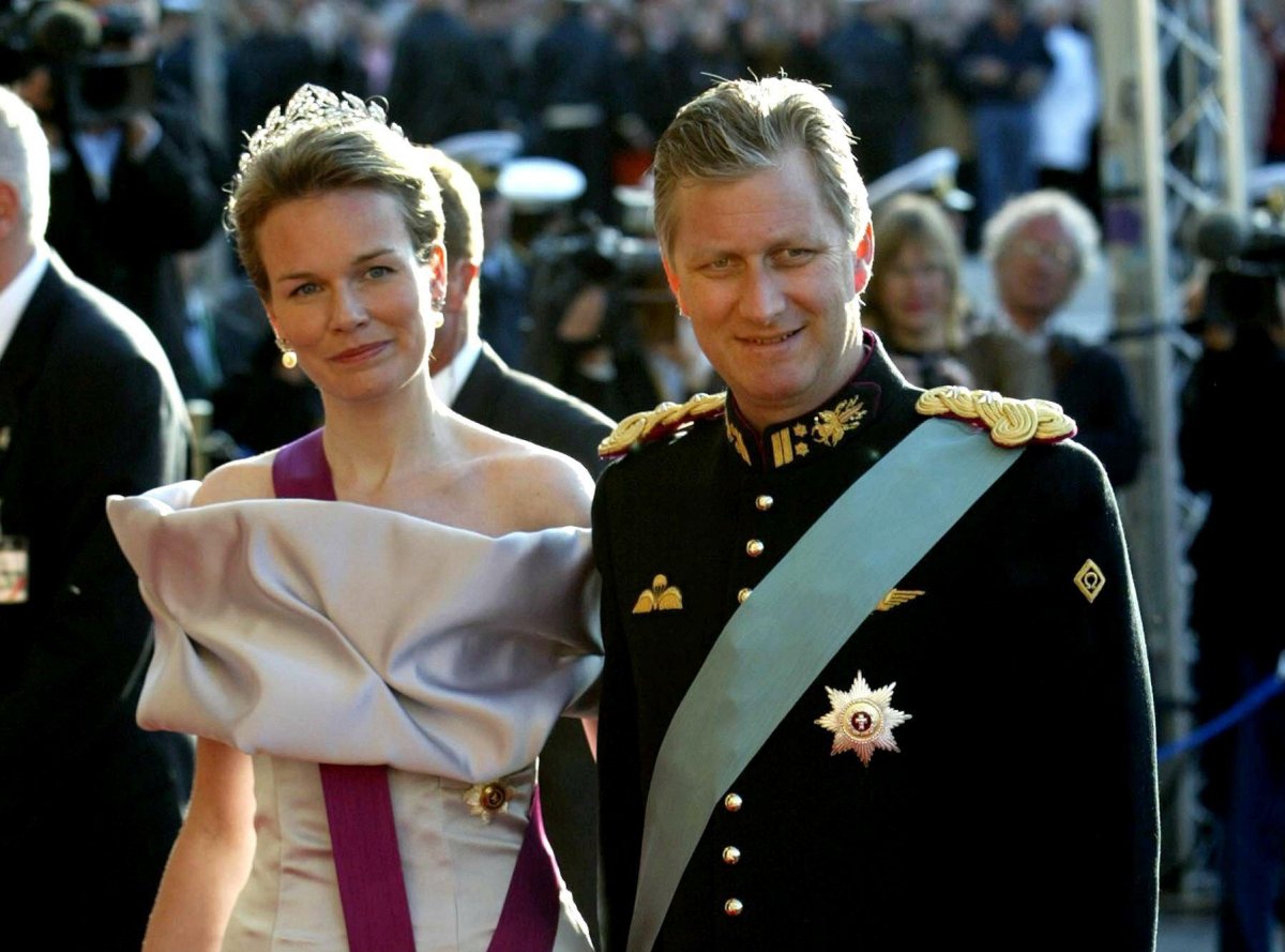 The Duke and Duchess of Brabant attend a pre-wedding gala at the Royal Theatre in Copenhagen on May 13, 2004 (DPA Picture Alliance Archive/Alamy)