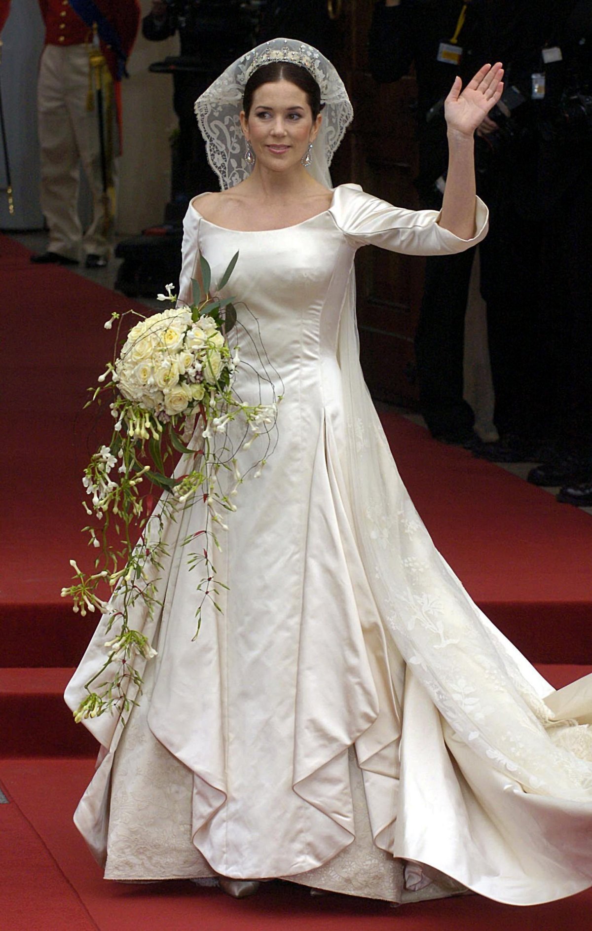 Mary Elizabeth Donaldson waves to the crowd as she arrives at Copenhagen's cathedral for her wedding to Crown Prince Frederik of Denmark on May 14, 2004 (DPA Picture Alliance Archive/Alamy)