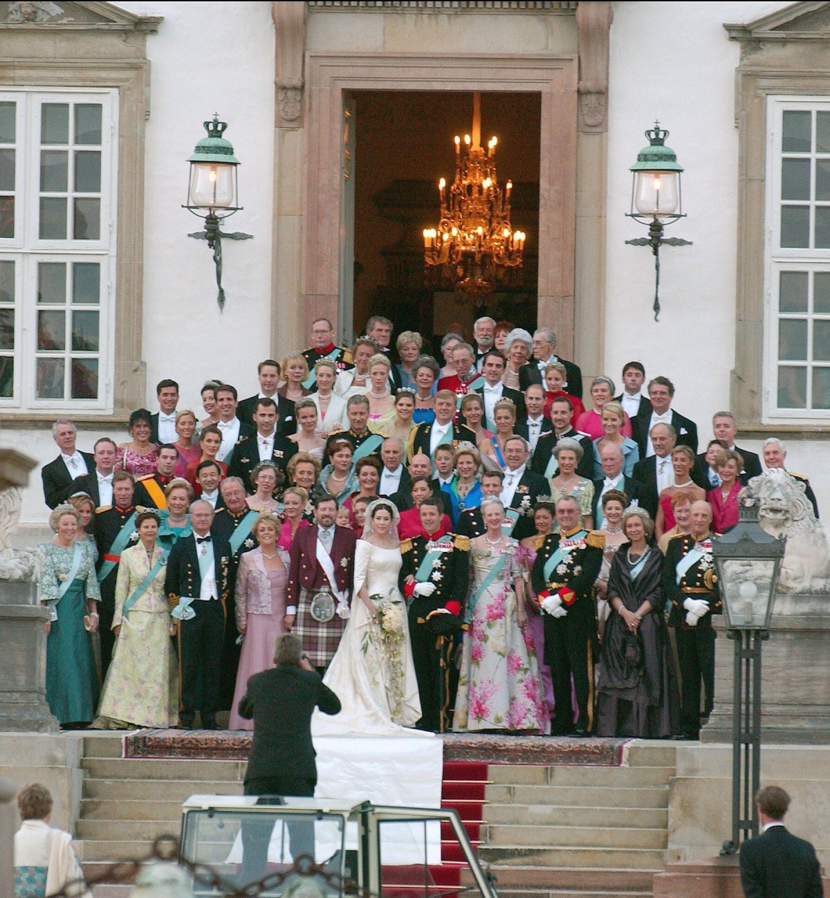 Crown Prince Frederik and Crown Princess Mary of Denmark pose for an official wedding group photo with their royal guests at Fredensborg Palace on May 14, 2004 (Hounsfield-Klein-Zabulon/Abaca Press/Alamy)