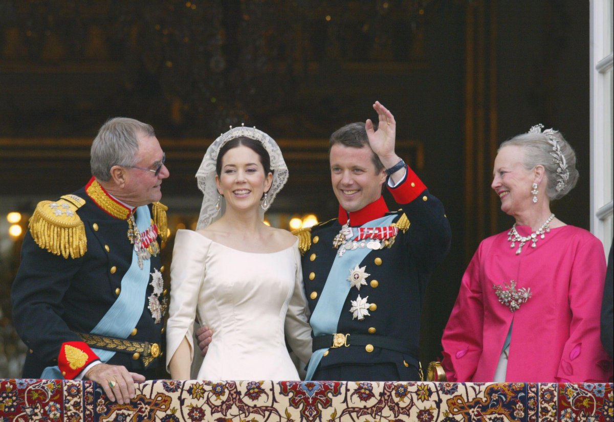 Crown Princess Mary and Crown Prince Frederik of Denmark, with Queen Margrethe II and Prince Henrik, wave to the public from a balcony at Amalienborg in Copenhagen on May 14, 2004 (Hounsfield-Klein-Zabulon/Abaca Press/Alamy)