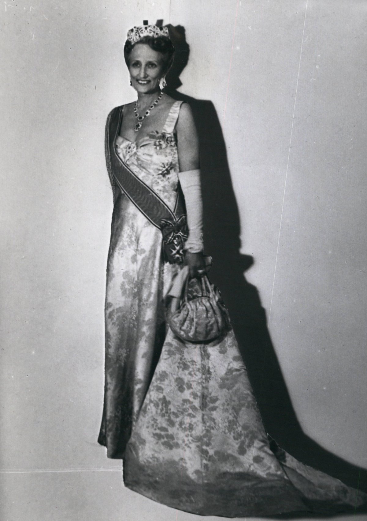 Crown Princess Martha of Norway wears the emerald set for a formal portrait (Keystone Press/Alamy)