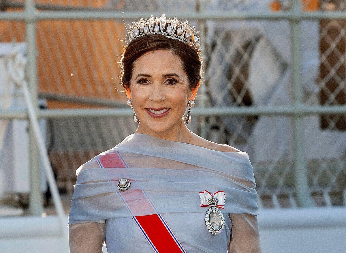Queen Mary of Denmark leaves the Royal Yacht Dannebrog on her way to a state banquet at the Royal Palace in Oslo on May 14, 2024 (Albert Nieboer/DPA Picture Alliance/Alamy)