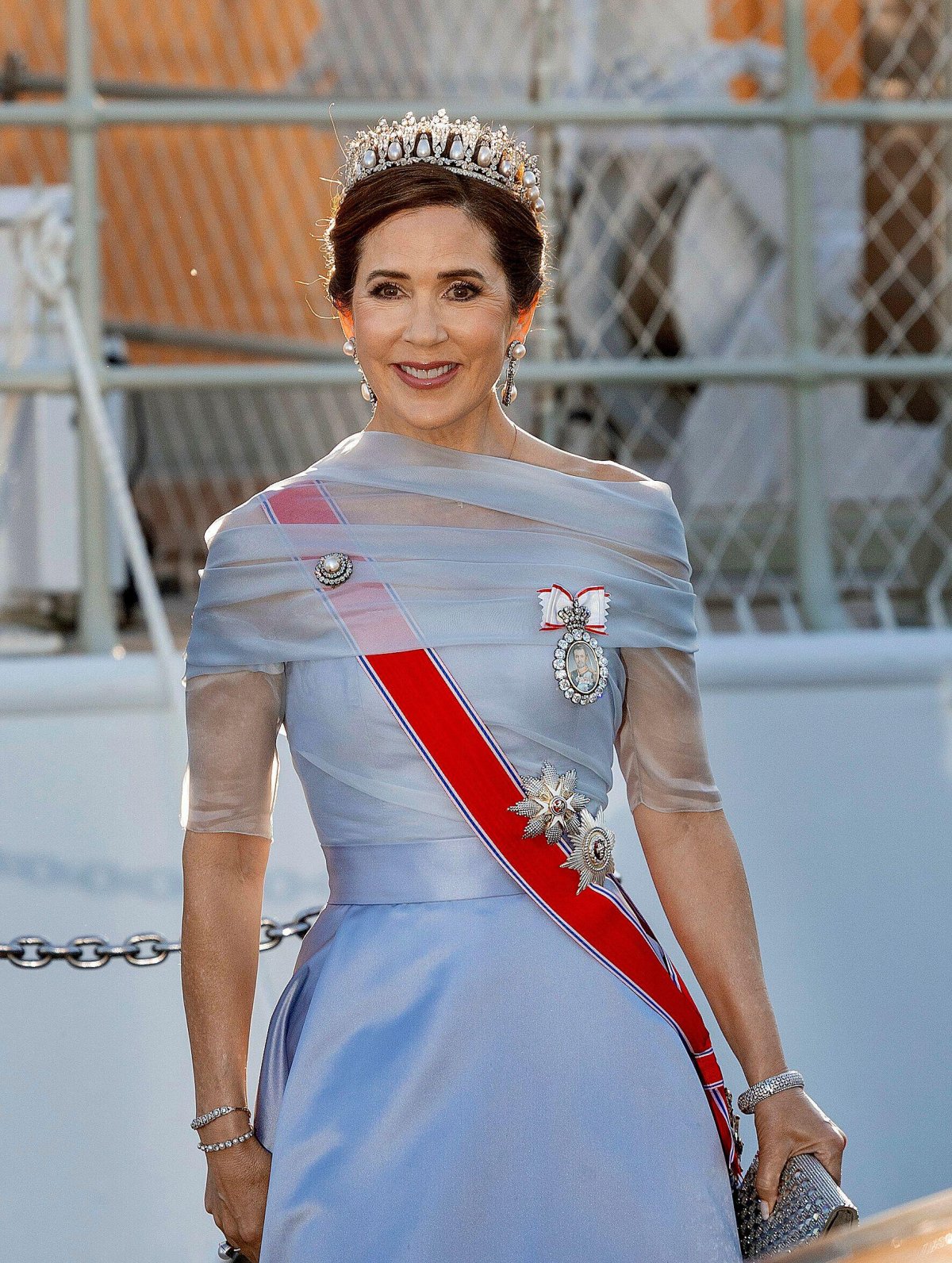 Queen Mary of Denmark leaves the Royal Yacht Dannebrog on her way to a state banquet at the Royal Palace in Oslo on May 14, 2024 (Albert Nieboer/DPA Picture Alliance/Alamy)