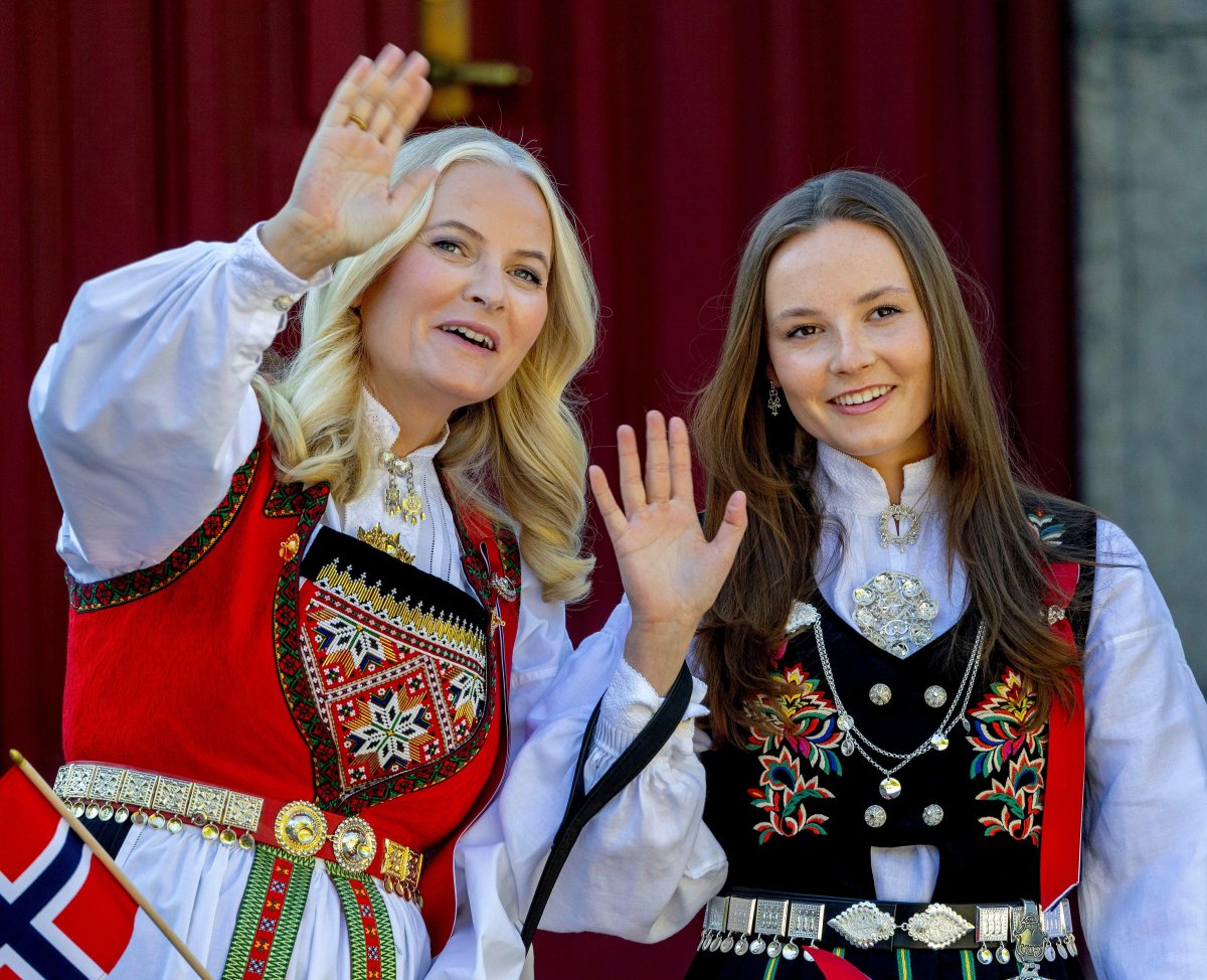 Crown Princess Mette-Marit and Princess Ingrid Alexandra of Norway celebrate National Day on the Skaugum estate in Asker on May 17, 2024 (Albert Nieboer/DPA Picture Alliance/Alamy)