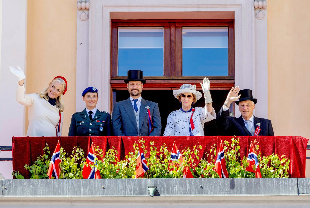 King Harald V and Queen Sonja of Norway, with Crown Prince Haakon, Crown Princess Mette-Marit, and Princess Ingrid Alexandra, celebrate National Day at the Royal Palace in Oslo on May 17, 2024 (Albert Nieboer/DPA Picture Alliance/Alamy)