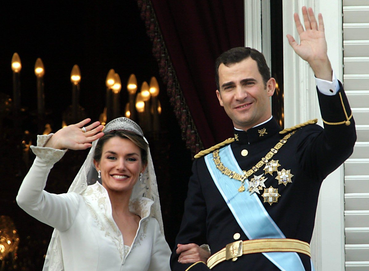 The Prince and Princess of Asturias wave from the balcony of the Royal Palace in Madrid after their royal wedding ceremony on May 22, 2004 (DPA Picture Alliance Archive/Alamy)