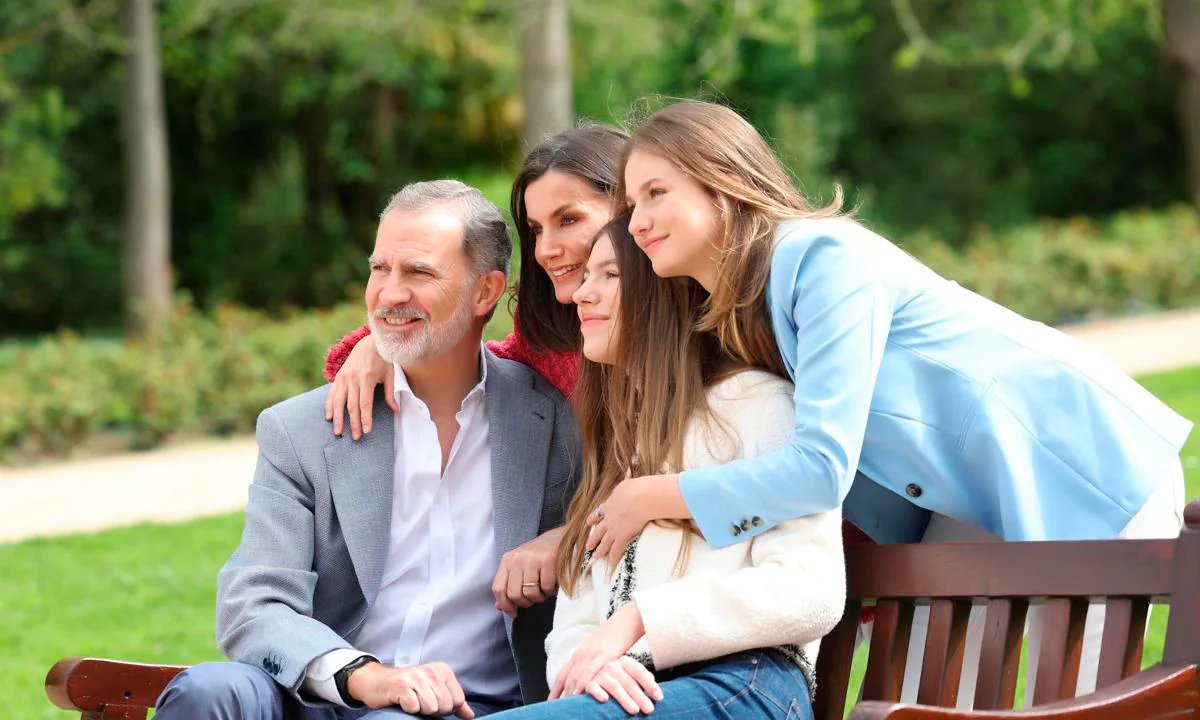 The King and Queen of Spain, with the Princess of Asturias and Infanta Sofia, pose for a family photo in the gardens of the Royal Palace in Madrid, 2024 (Casa Real)