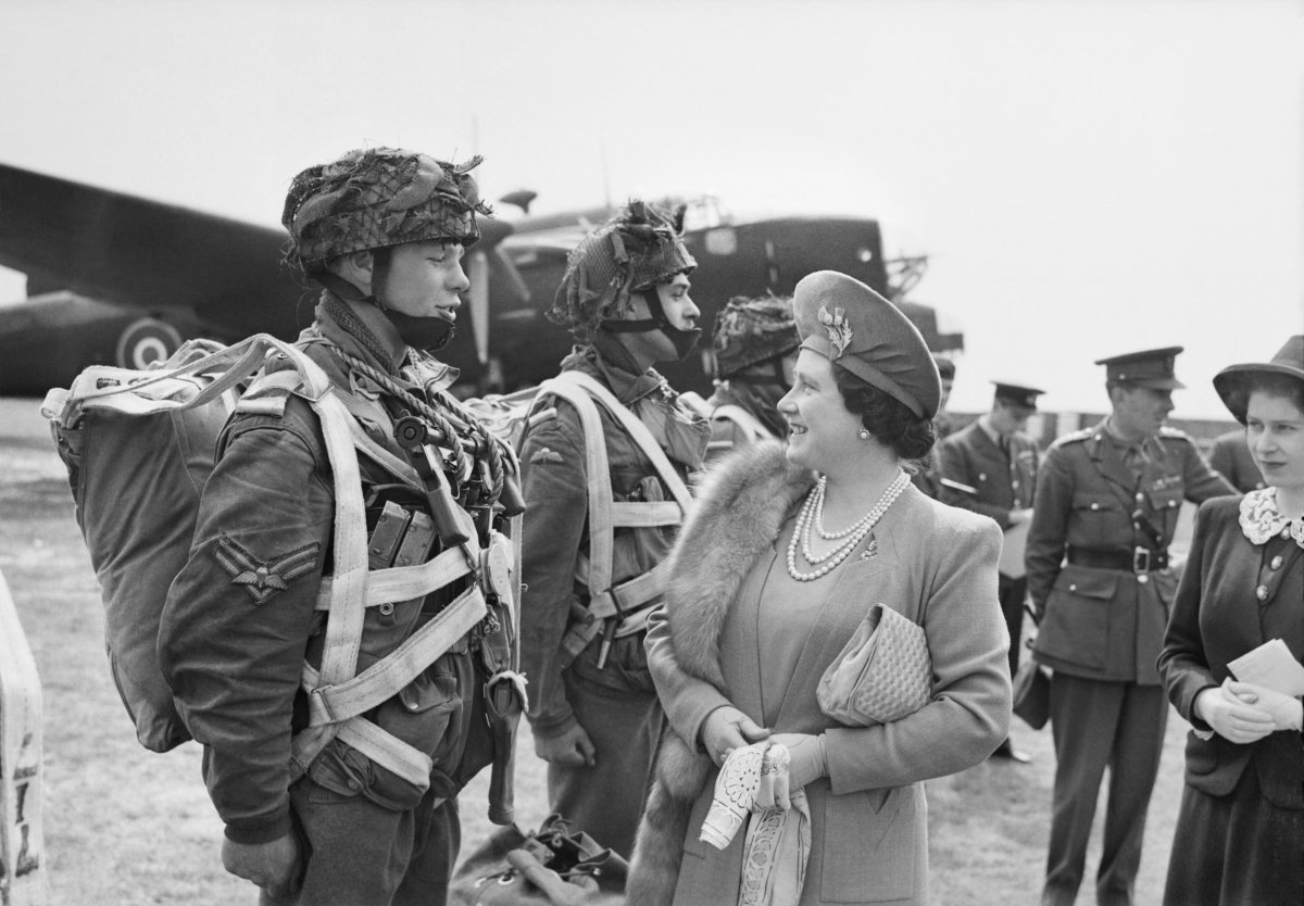 Queen Elizabeth and Princess Elizabeth meet paratroopers practicing ahead of the D-Day landings on May 1944 (Imperial War Museum)