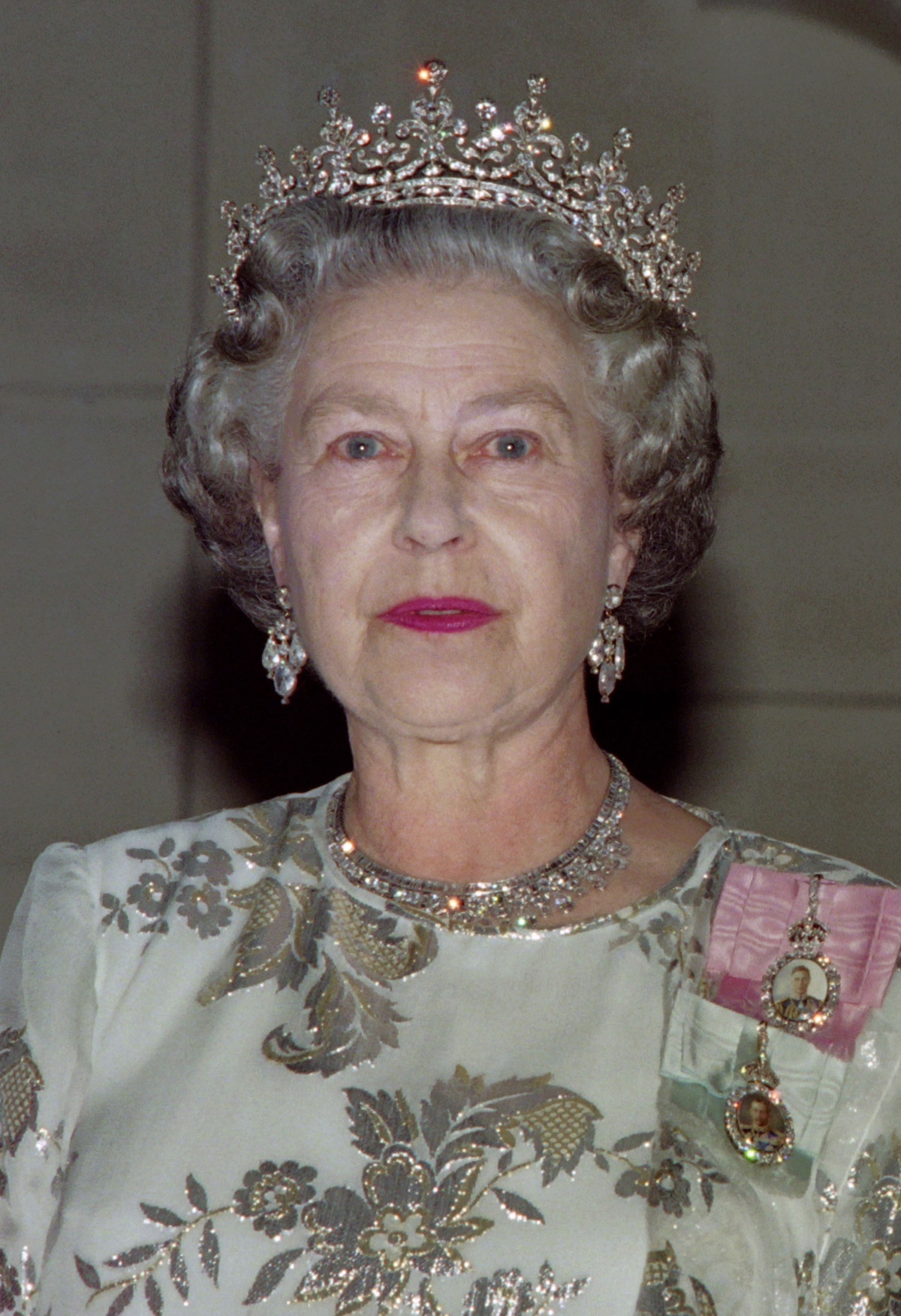 Queen Elizabeth II hosts a dinner at the British Embassy in Paris on June 10, 1992 (JOEL ROBINE/AFP via Getty Images)