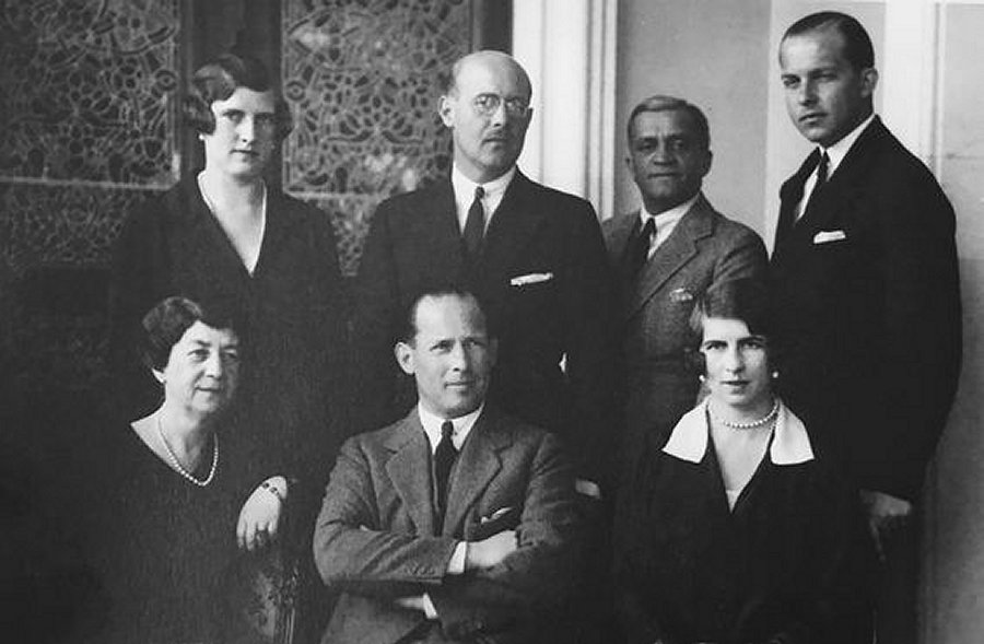 King George II of Greece (bottom row, center) poses with members of the extended Greek royal family, ca. 1923 (Wikimedia Commons)