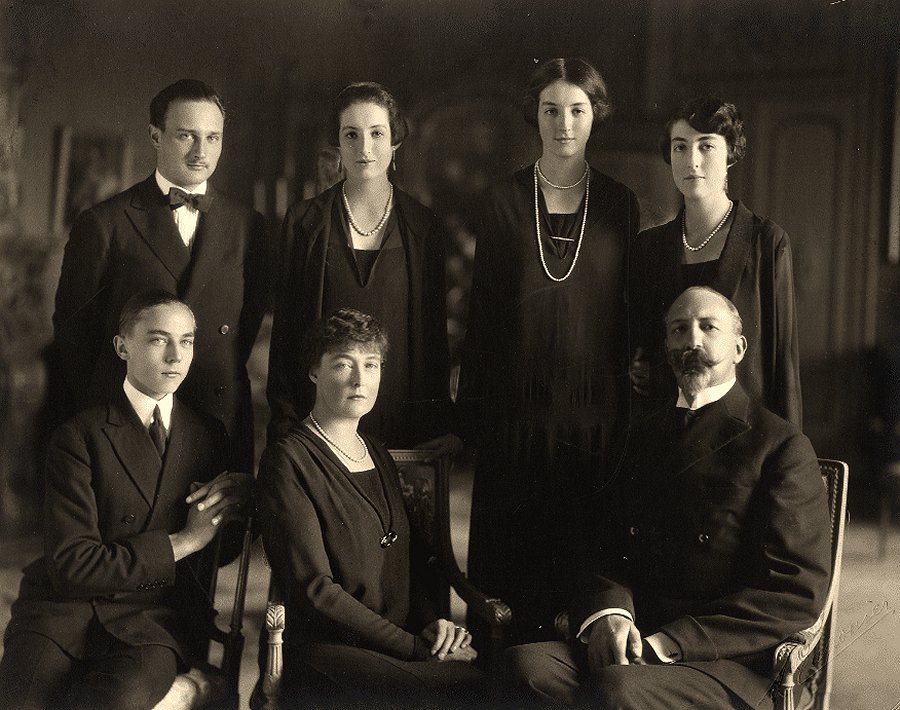 The Duke of Guise (bottom row, right) poses with members of the French royal family, ca. 1925 (Wikimedia Commons)