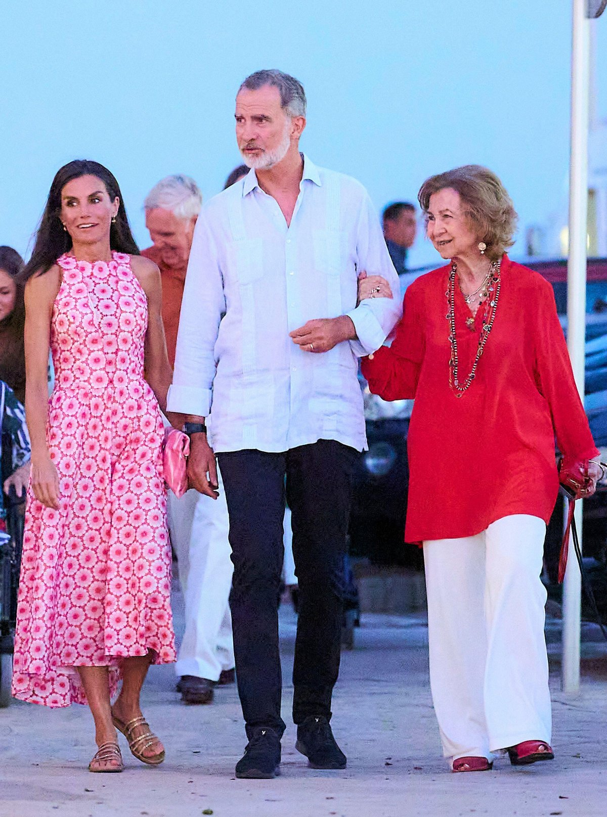 The King and Queen of Spain, with Queen Sofia, arrive at a restaurant in Palma de Mallorca for a family dinner on August 4, 2024 (Jack Abuin/Zuma Press/Alamy)