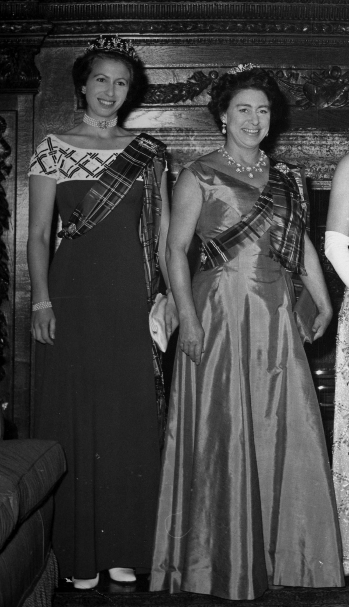 Princess Anne and Princess Margaret attend the Royal Company of Archers Ball in Edinburgh on October 19, 1976 (PA Images/Alamy)