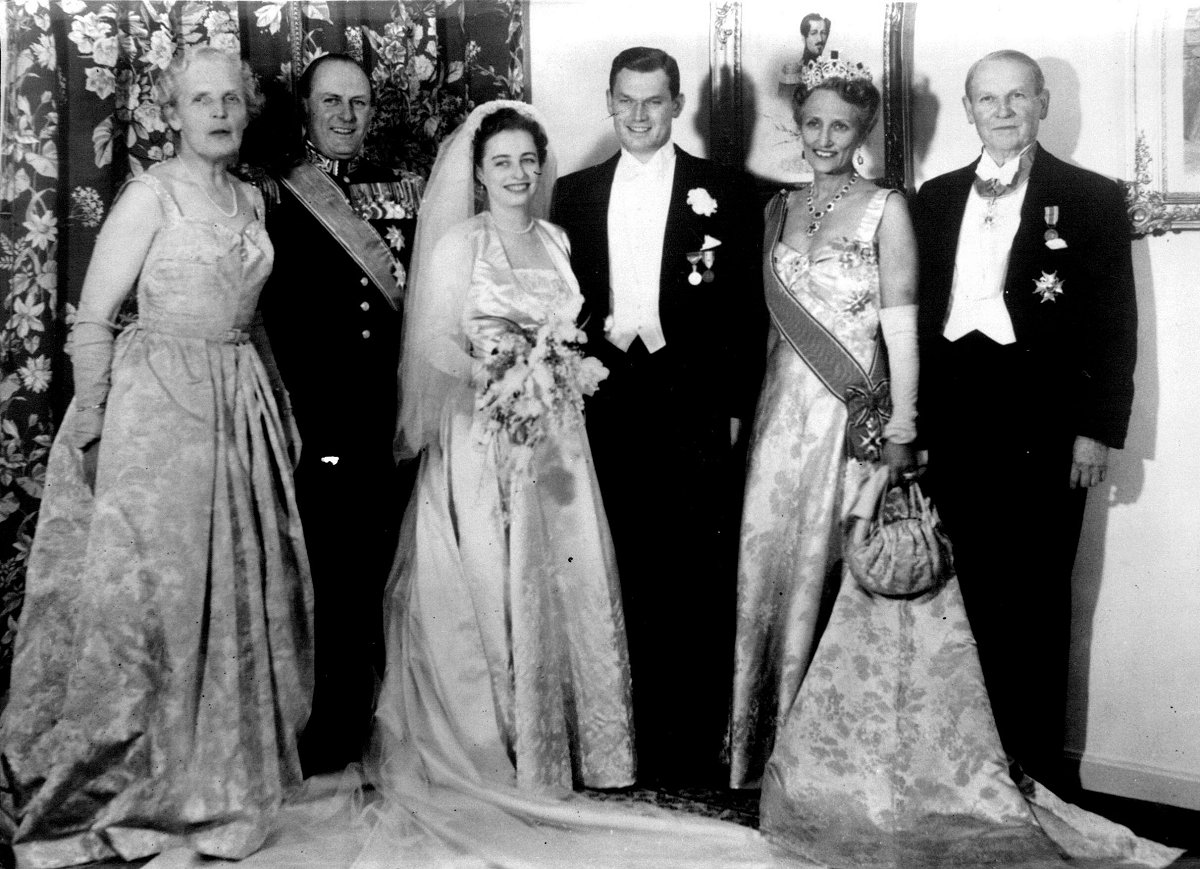 Princess Ragnhild of Norway and her husband, Erling Lorentzen, are pictured with their parents, Crown Prince Olav and Crown Princess Martha of Norway and Øivind and Ragna Lorentzen, on their wedding day, May 15, 1953 (SuperStock/Alamy)